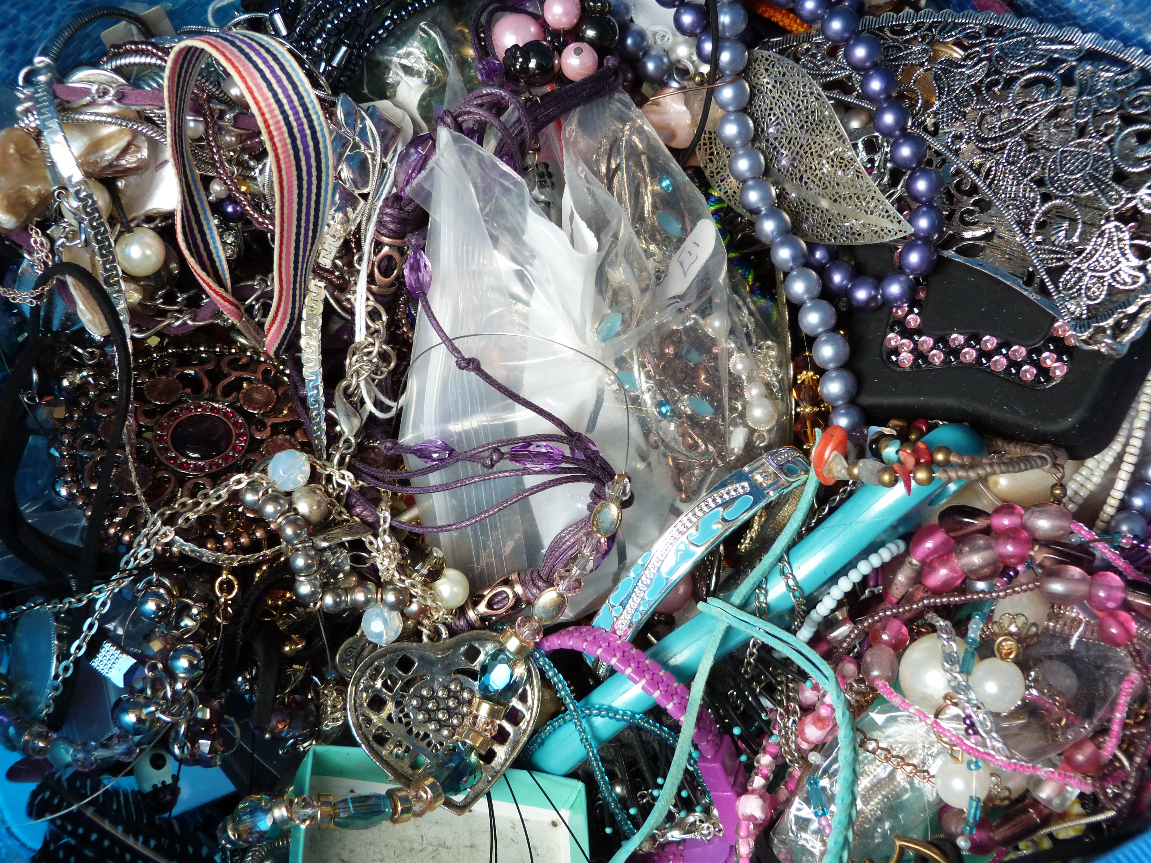 A collection of jewellery including necklaces, bracelets, brooches, etc - Image 5 of 6