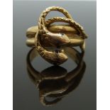 An 18k gold ring in the form of two snakes set with sapphire eyes, size K, 5.84g