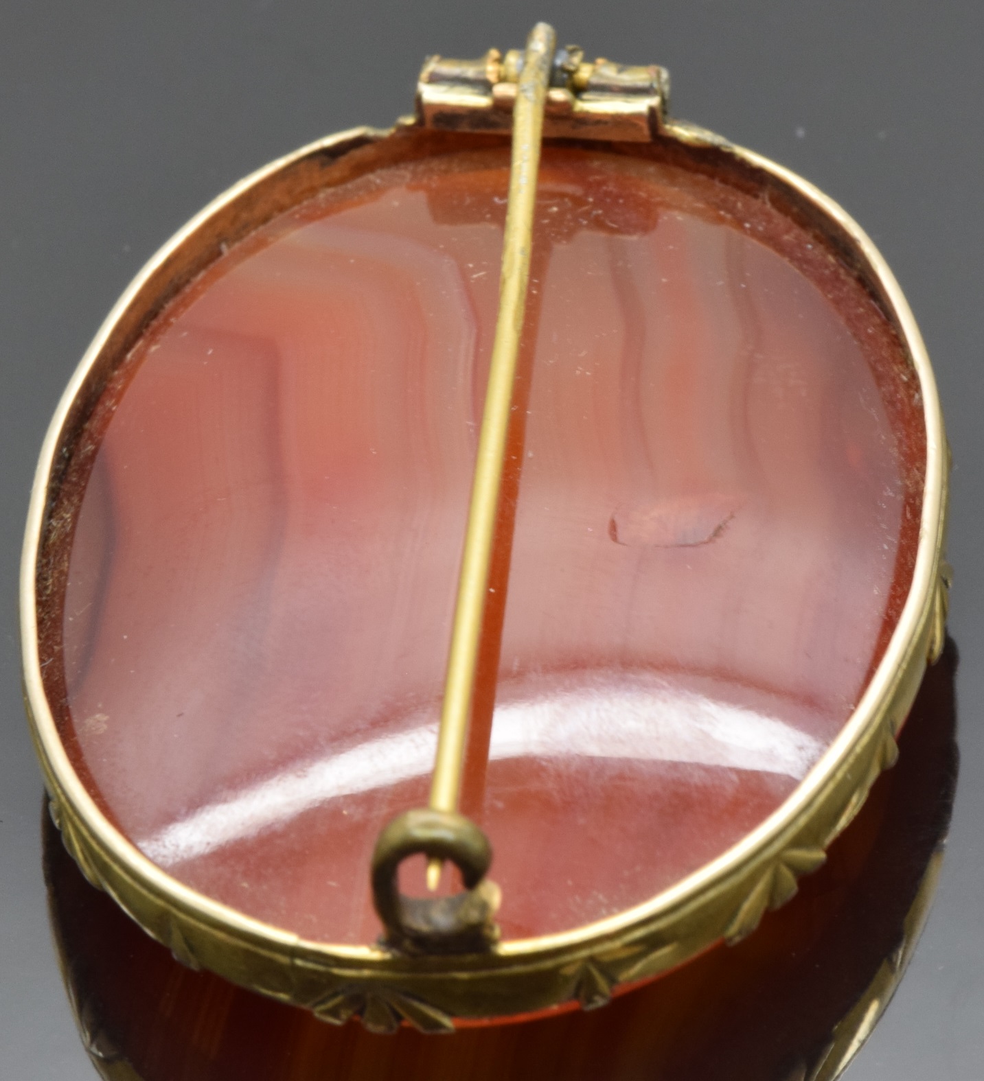 A 9ct gold brooch set with banded agate, 4.2 x 3cm - Image 2 of 2