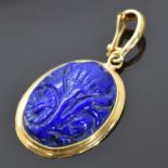 A 14k gold Chinese pendant set with carved lapis lazuli, 2 x 1.8cm