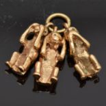 A 9ct gold charm depicting the three wise monkeys, 4.2g