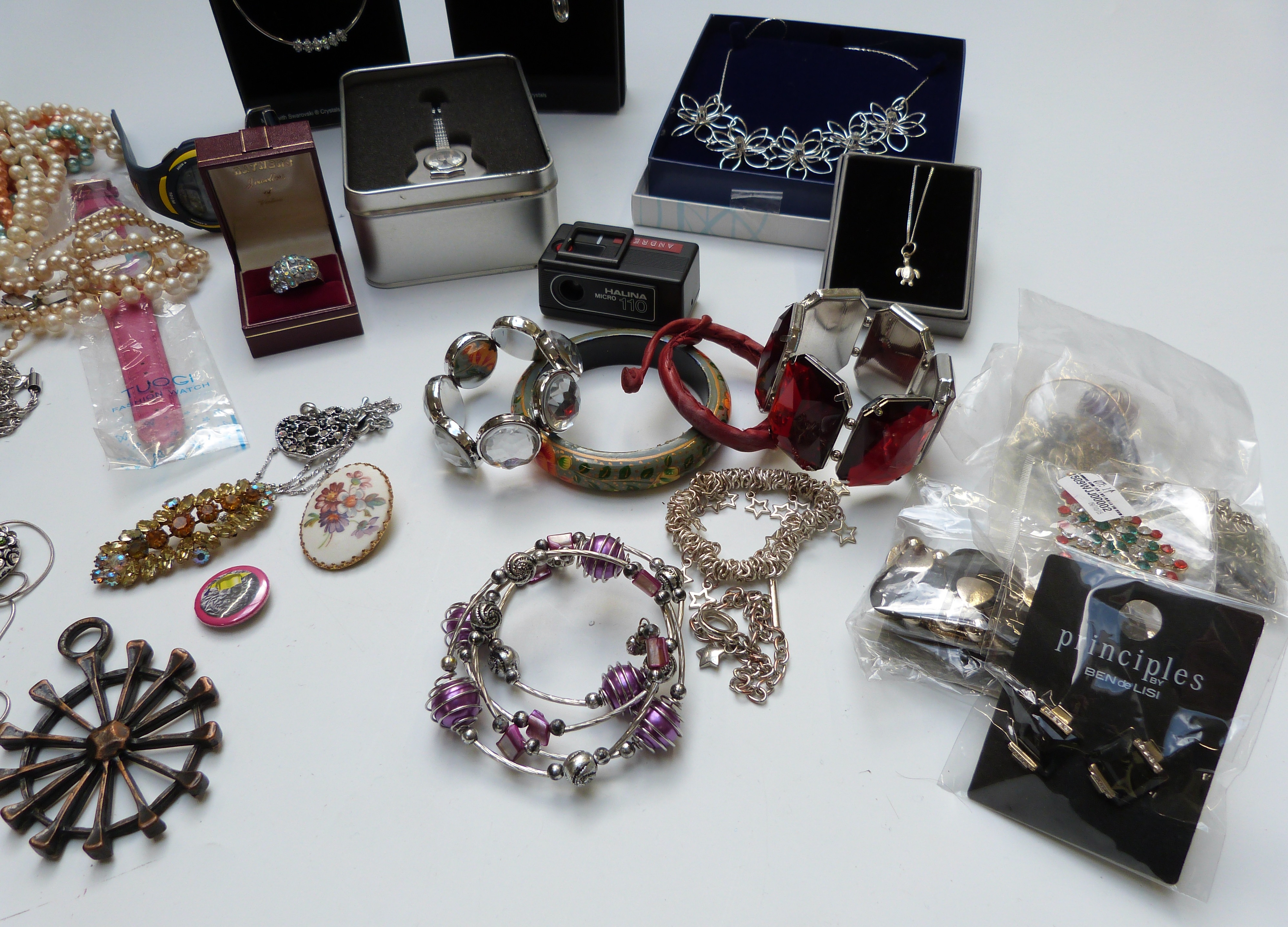 A collection of jewellery including necklaces, bracelets, brooches, etc - Image 4 of 6