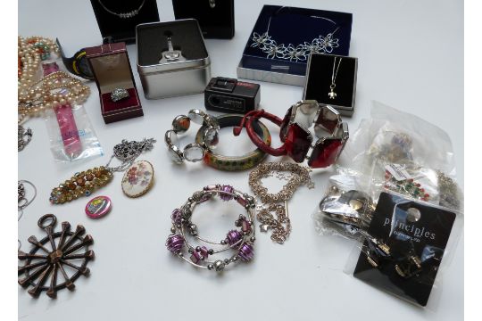 A collection of jewellery including necklaces, bracelets, brooches, etc - Image 4 of 6