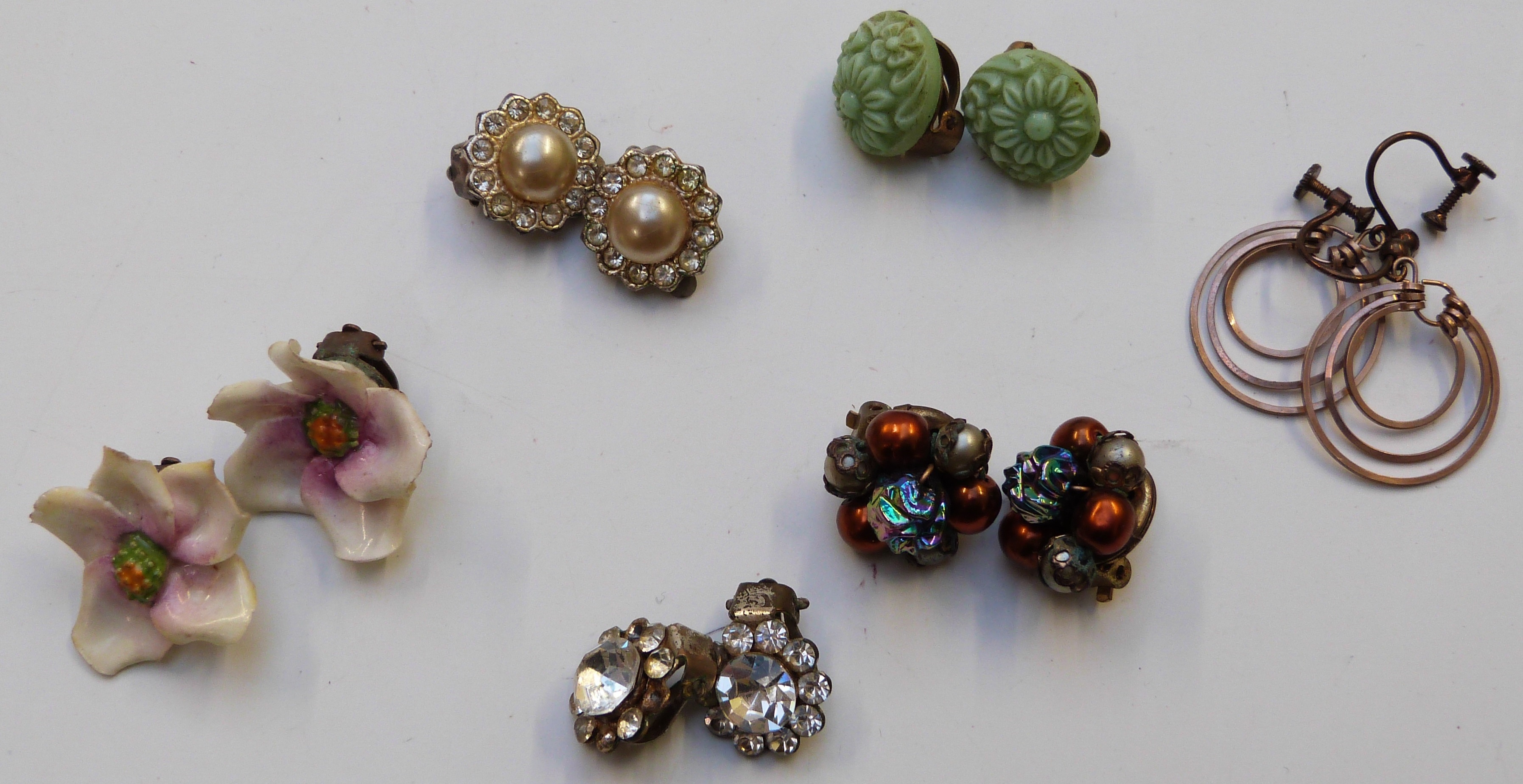 A collection of costume jewellery including beads, brooches, Art Deco clip, Czech fly brooch, etc - Image 5 of 10