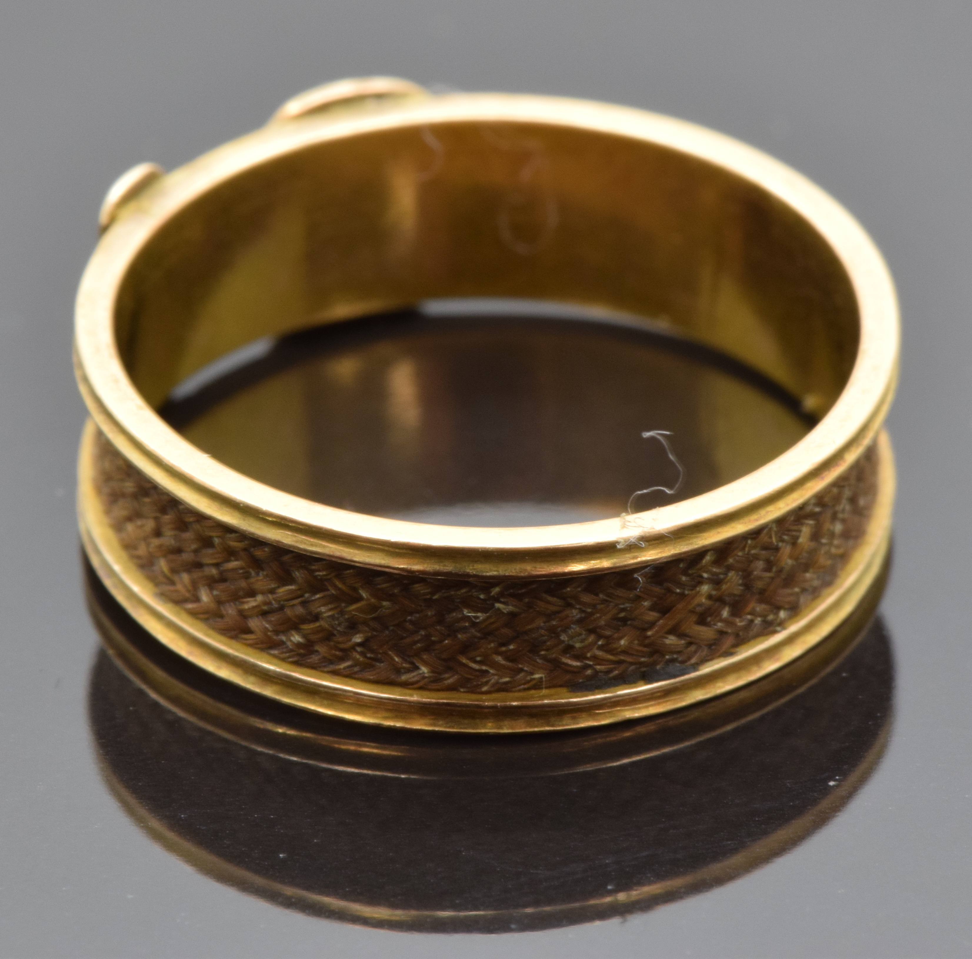Victorian mourning buckle ring set with plaited hair - Image 2 of 3