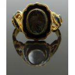 Victorian 18ct gold mourning ring set with hair to the central glass compartment, with pierced and