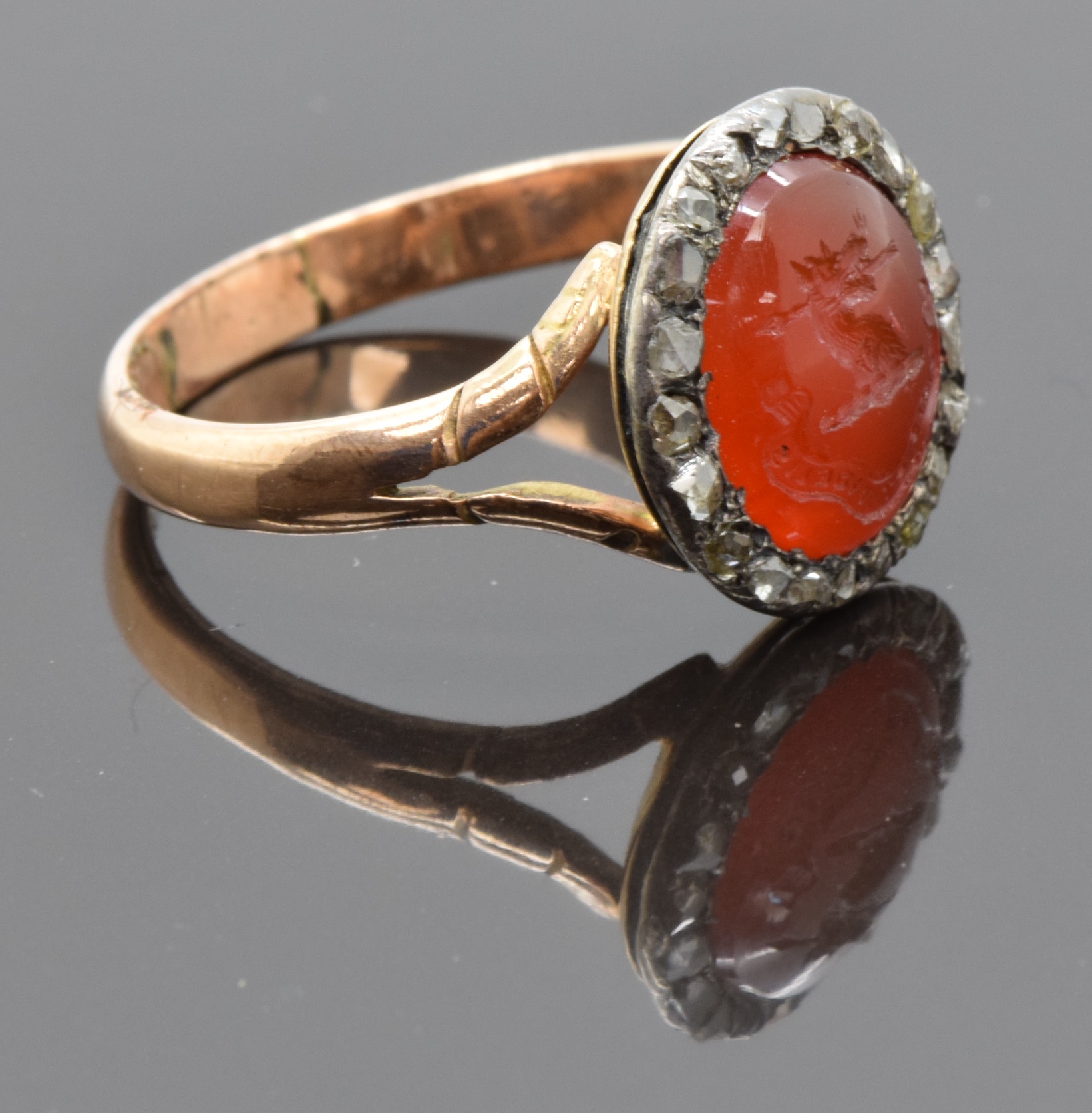 Georgian / Victorian ring set with an intaglio carved with a wolf and 'fortis et fidelis' (strong - Image 2 of 3