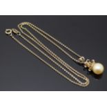 A 9ct gold necklace set with a faux pearl, 2.5g