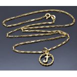 A 9ct gold chain made up of rectangular links with a 'J' pendant, 2.5g