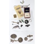 A collection of silver jewellery including brooch, mother of pearl brooches, Edwardian Mizpah brooch