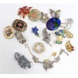 A collection of jewellery including vintage brooches, pearl bracelet, pearl necklace, etc