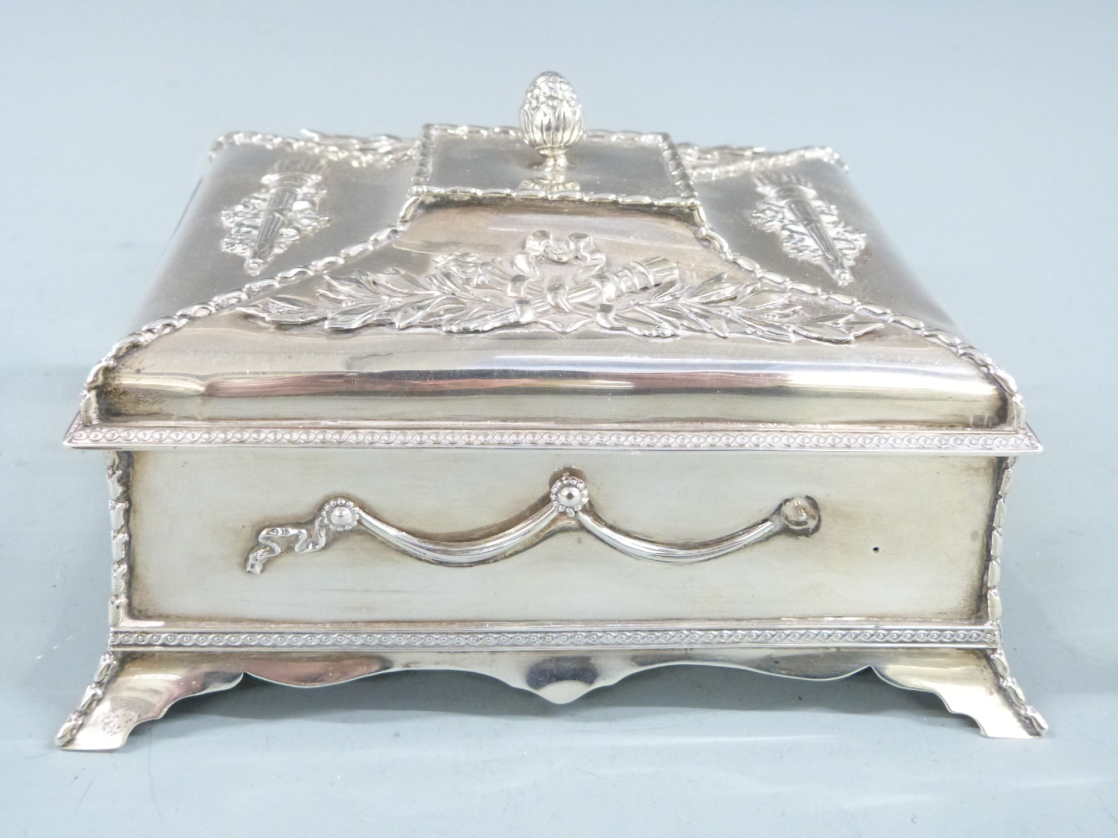 Edward VII hallmarked silver jewellery box with embossed decoration, London 1904 maker William