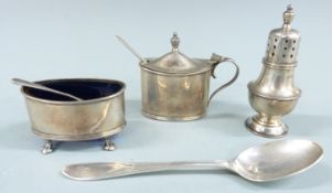 George V hallmarked silver three piece cruet set with blue glass liners, Birmingham 1920 maker