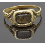 Victorian mourning ring with a glass compartment set with hair, with engraved shoulders, in