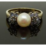 A 9ct gold ring set with a pearl and amethysts, size S, 2.79g