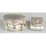 George V hallmarked silver dressing table or trinket pot with shaped edges and domed lid, Birmingham