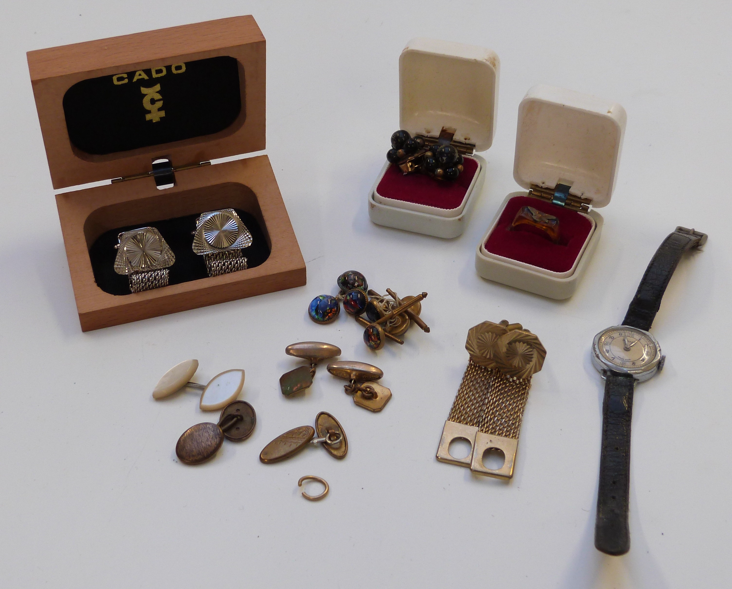 A collection of costume jewellery including beads, brooches, Art Deco clip, Czech fly brooch, etc - Image 8 of 10