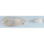 Georgian hallmarked silver fish slice with pierced decoration, London 1815 makers mark WE, length