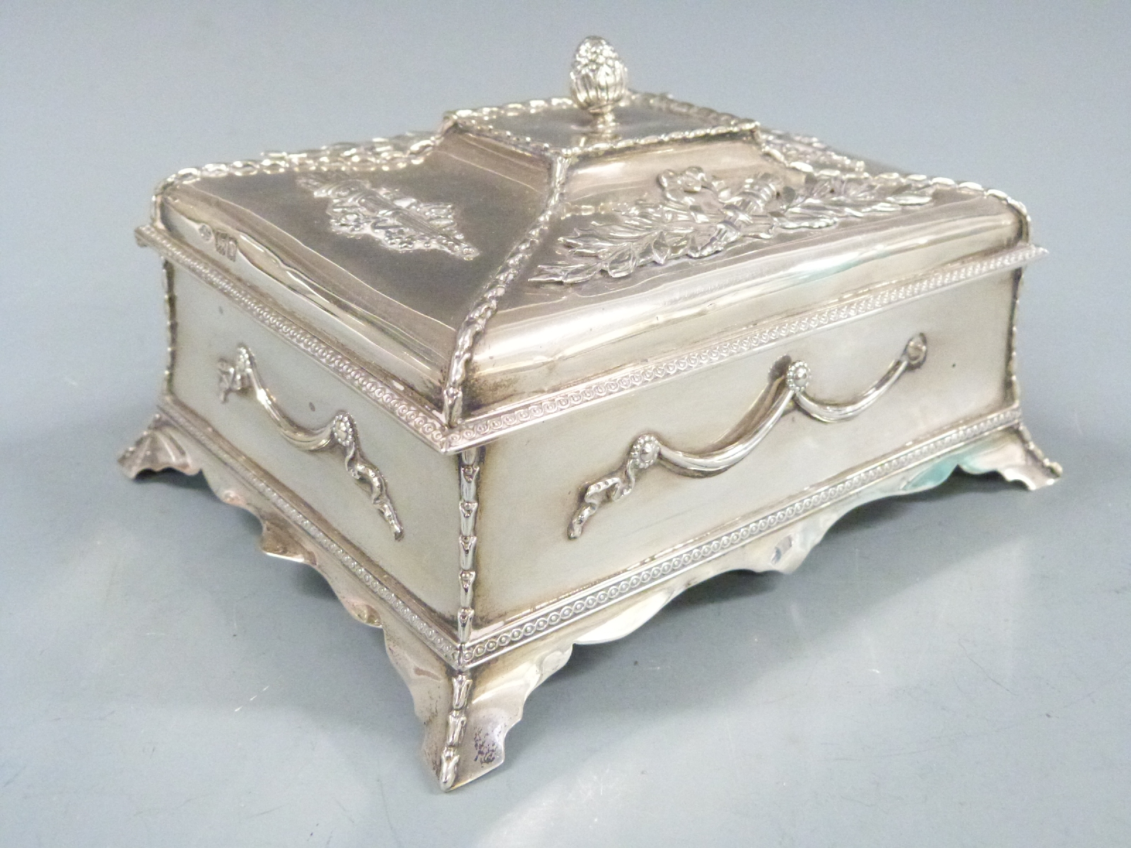 Edward VII hallmarked silver jewellery box with embossed decoration, London 1904 maker William - Image 2 of 5