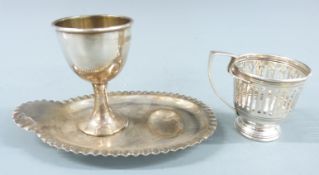 Victorian hallmarked silver egg cup on stand, Sheffield 1896 maker Atkin Brothers, length 13cm and