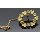 Edwardian brooch 15ct gold set with peridot and seed pearls, 4.7g