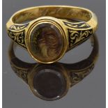 Victorian 18ct gold mourning ring set with hair to the central glass compartment, with black