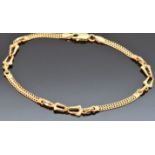 An 18ct gold bracelet made up of chain and oval links, 19cm, 5.1g