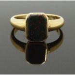 An 18ct gold signet ring set with bloodstone, size O, 5.00g