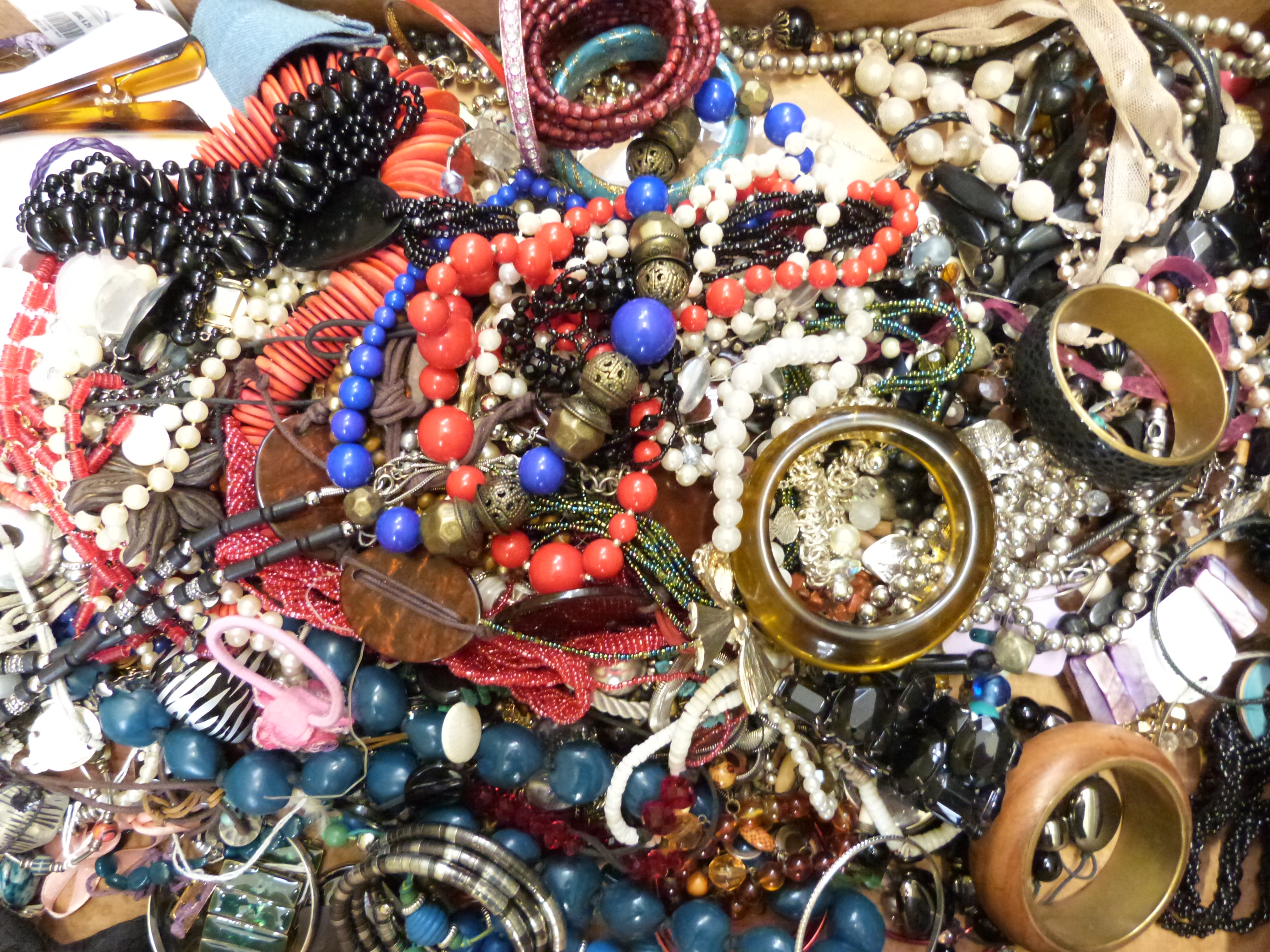 A collection of jewellery including silver, coral, pearl necklace, bird brooch, lighter, etc - Image 11 of 11