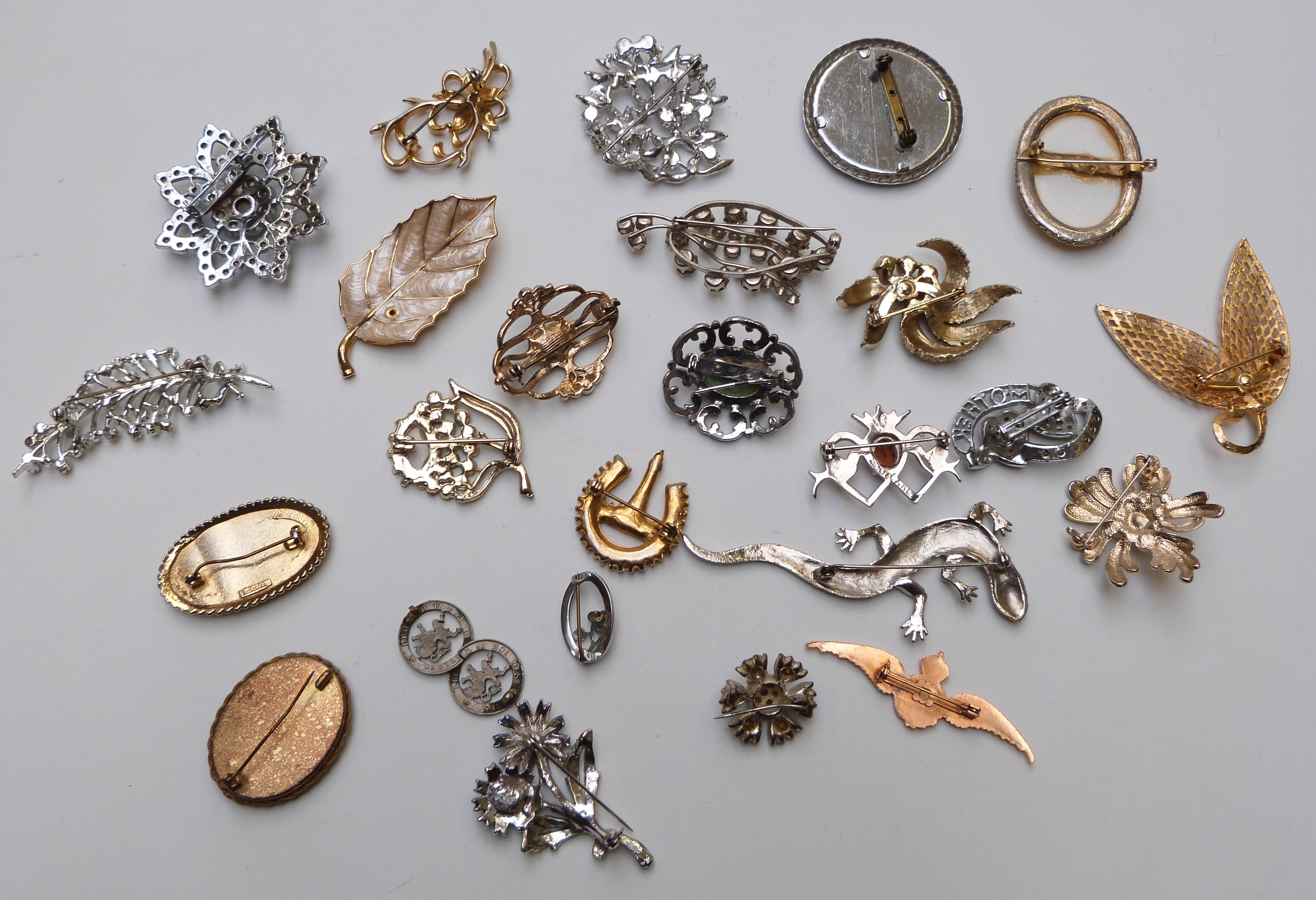 A collection of costume jewellery including Rotary watch, Victorian moonstone, lucite and vintage - Image 11 of 13