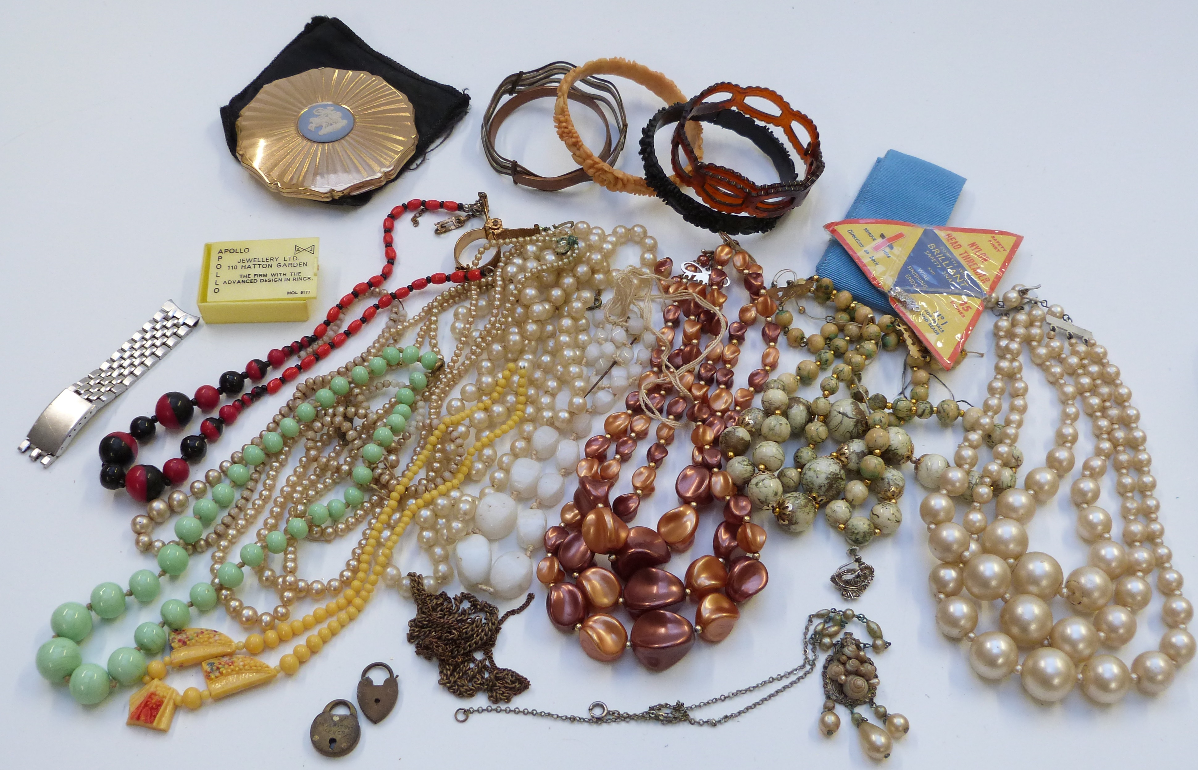 A collection of costume jewellery including beads, brooches, Art Deco clip, Czech fly brooch, etc - Image 7 of 10