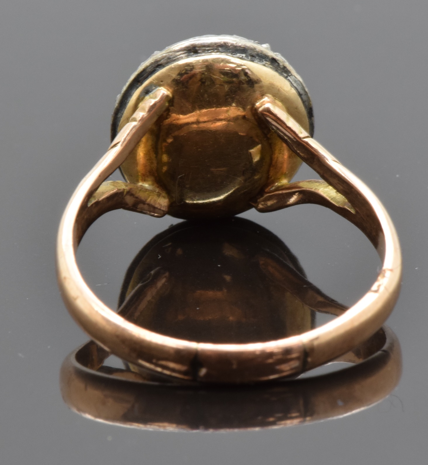 Georgian / Victorian ring set with an intaglio carved with a wolf and 'fortis et fidelis' (strong - Image 3 of 3