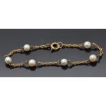 A 9ct gold bracelet set with pearls, 2.4g