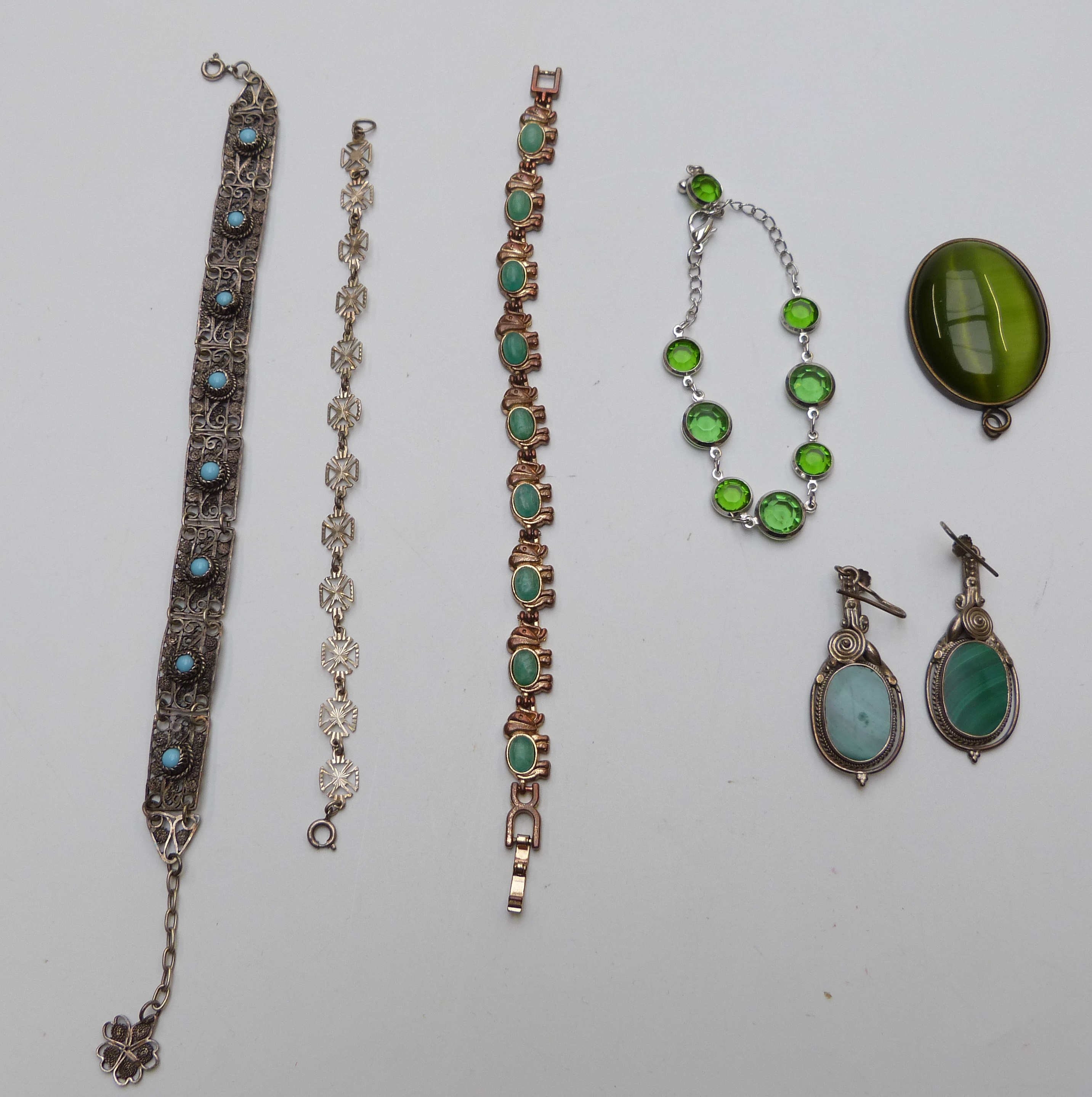 A collection of costume jewellery including rings, vintage earrings including Swarovski and Trifari, - Image 8 of 11