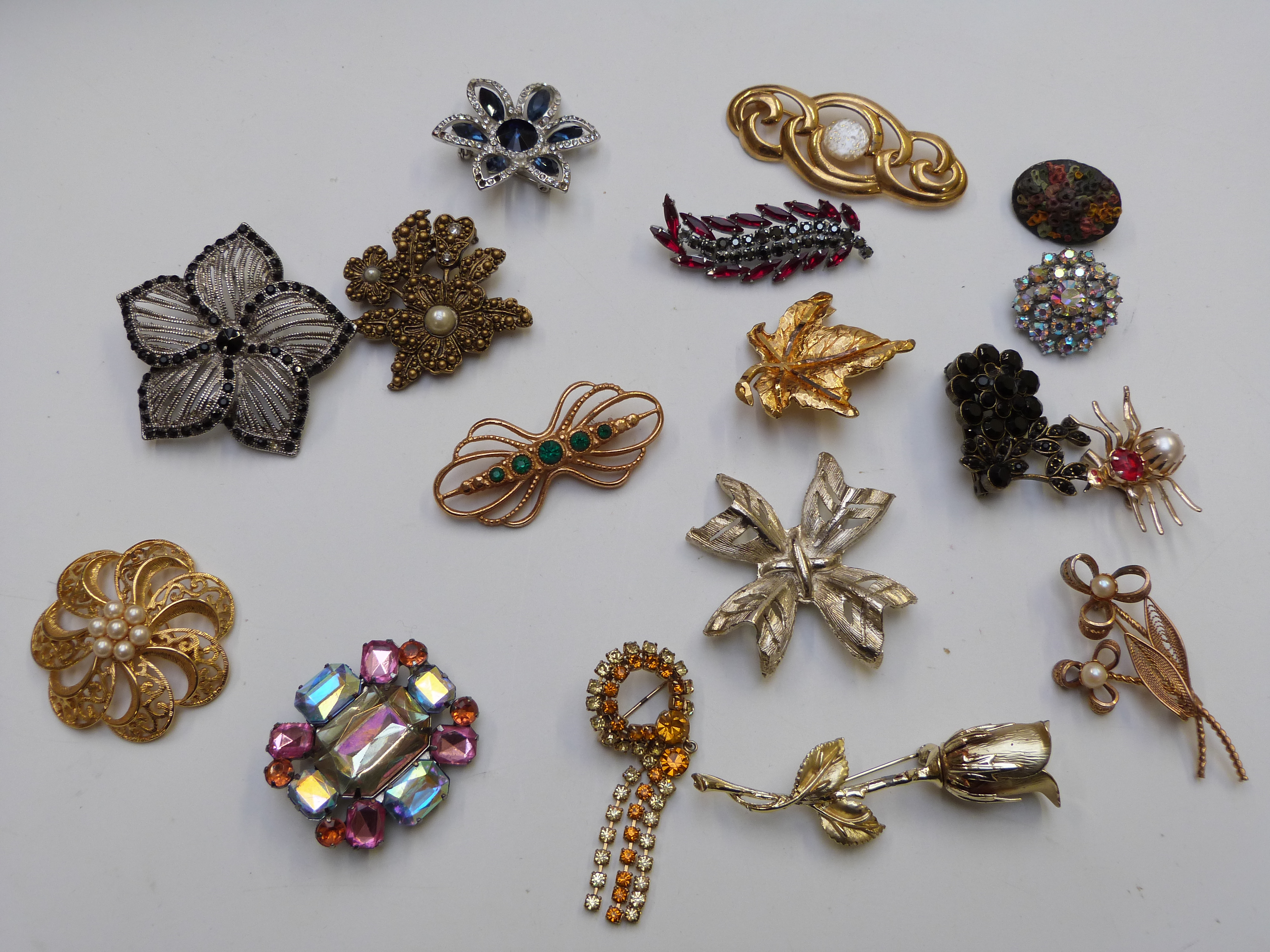 A collection of costume jewellery including rings, vintage earrings including Swarovski and Trifari, - Image 4 of 11