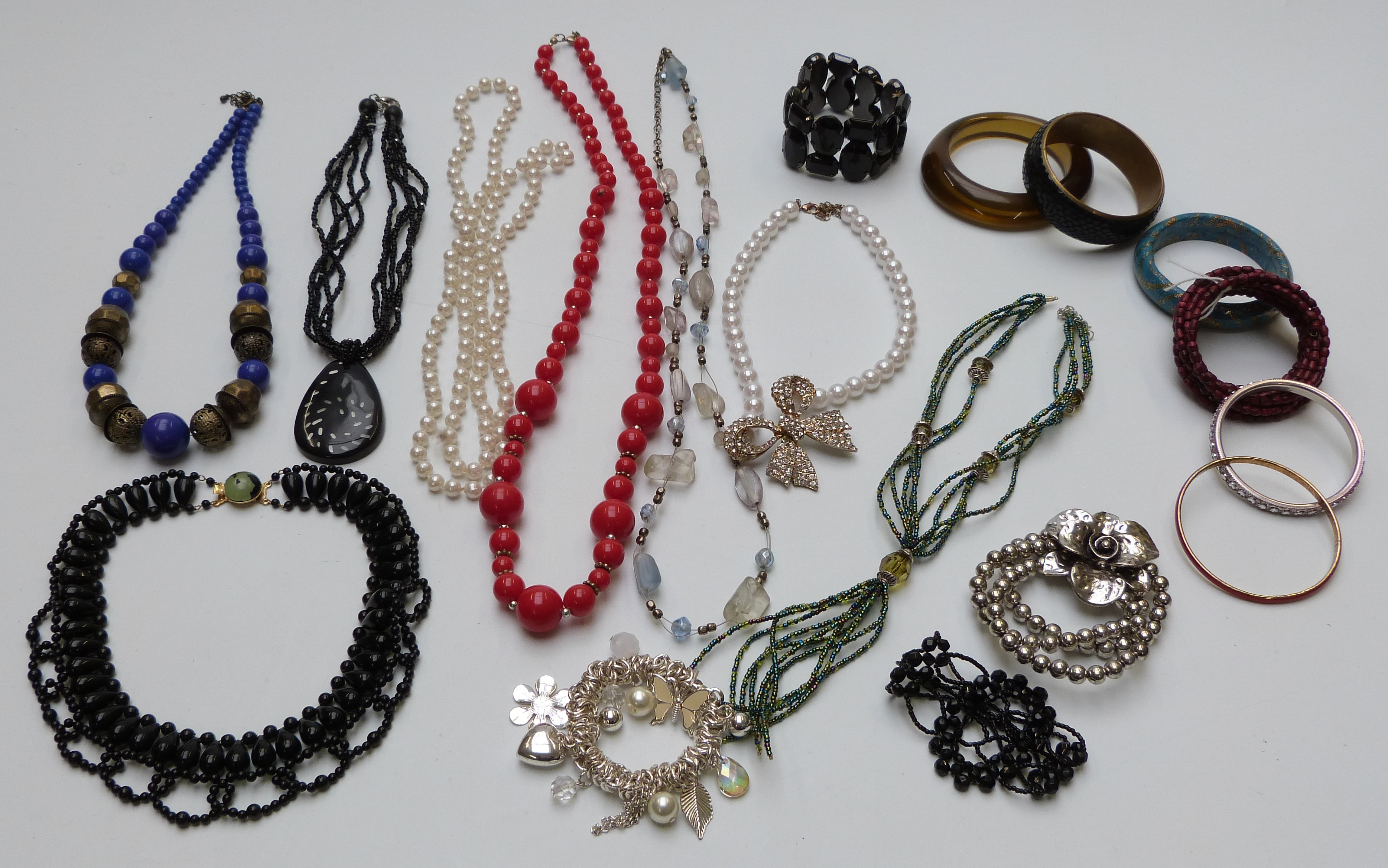 A collection of jewellery including silver, coral, pearl necklace, bird brooch, lighter, etc - Image 10 of 11