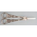 Victorian pair of King's pattern hallmarked silver grape scissors, London 1874 makers mark