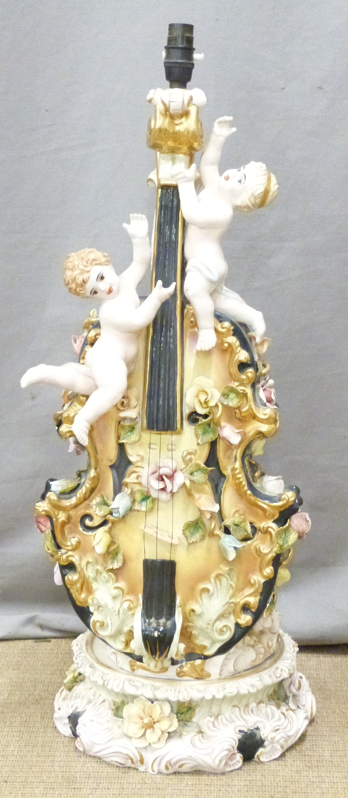 Capodimonte large lamp in the form of a violin decorated with cherubs / putti, height 75cm