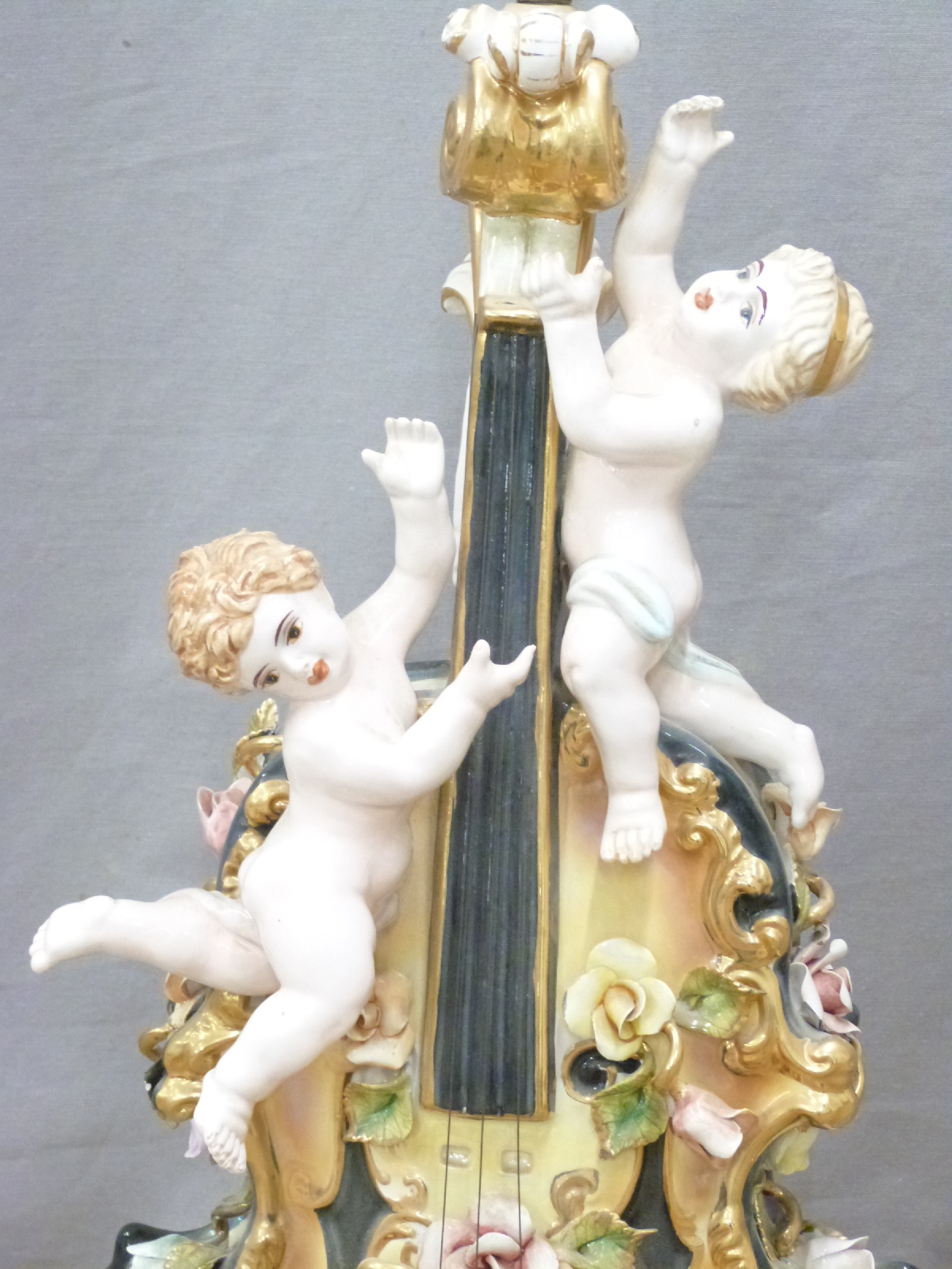 Capodimonte large lamp in the form of a violin decorated with cherubs / putti, height 75cm - Image 2 of 2