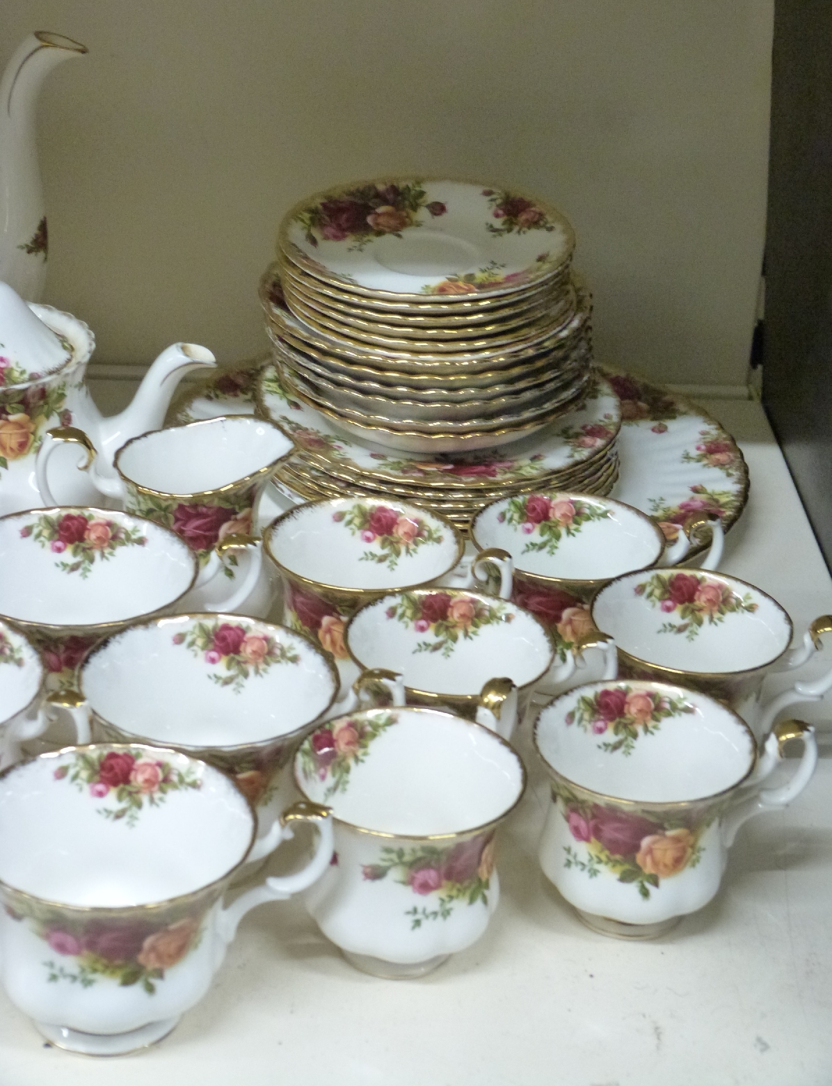 Approximately 41 pieces of Royal Albert Old Country Roses pattern tea and coffee ware together - Image 3 of 4