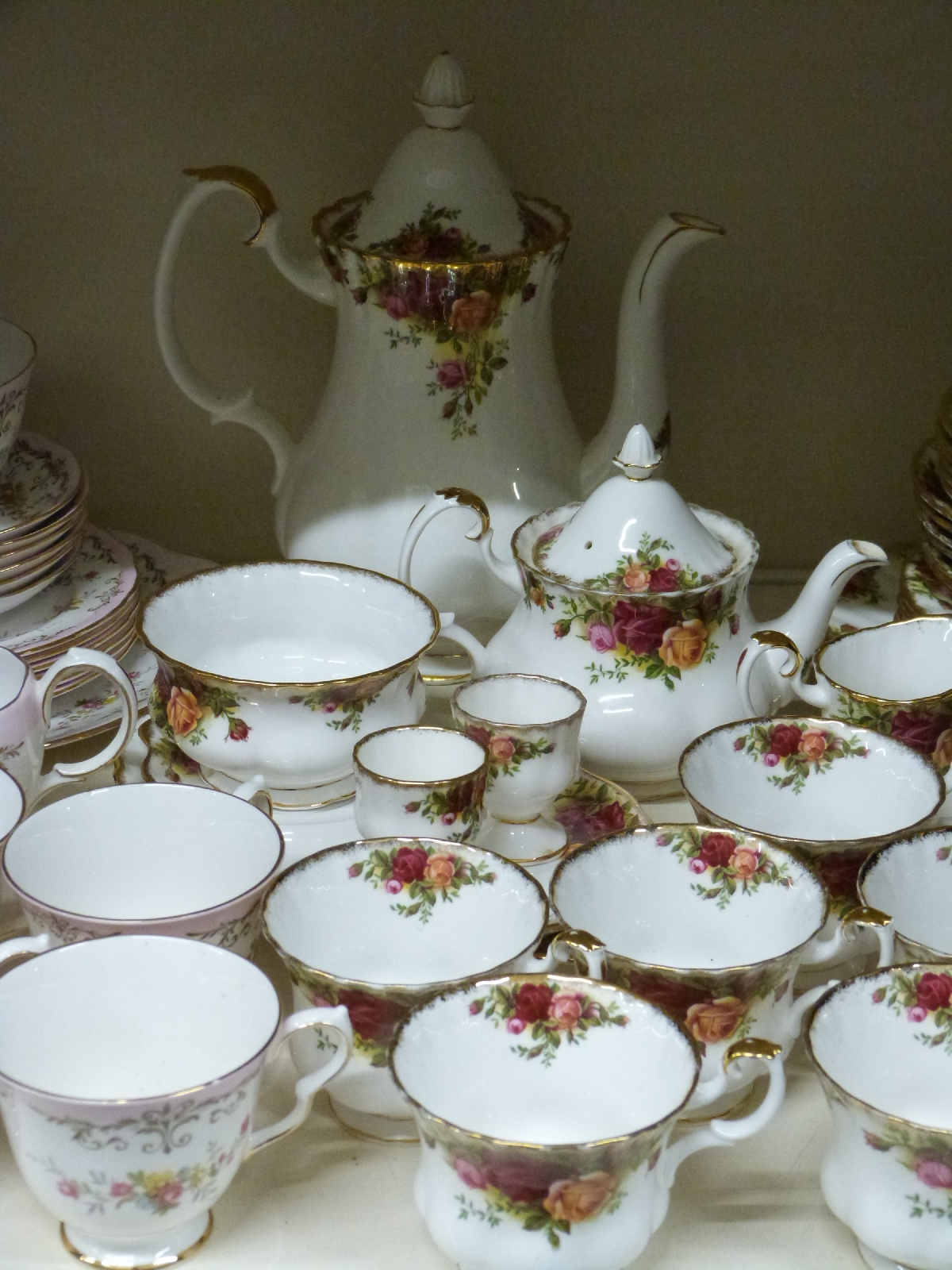 Approximately 41 pieces of Royal Albert Old Country Roses pattern tea and coffee ware together - Image 2 of 4