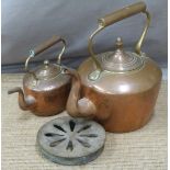Oversized or novelty large copper kettle, smaller example and a pierced brass trivet or grille,