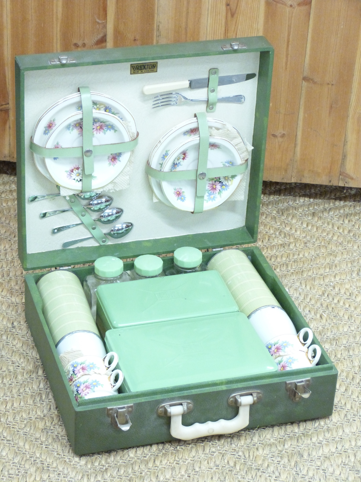 Brexton green retro picnic set with floral decoration to plates - Image 2 of 3