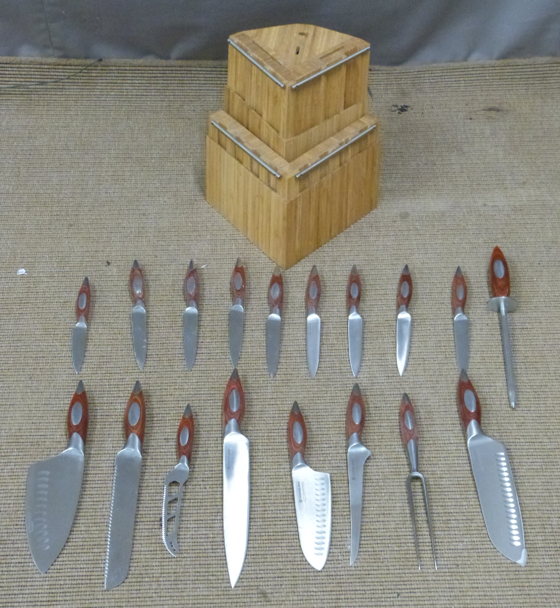 Flint and Flame set of knives in sectional oak block - Image 3 of 3