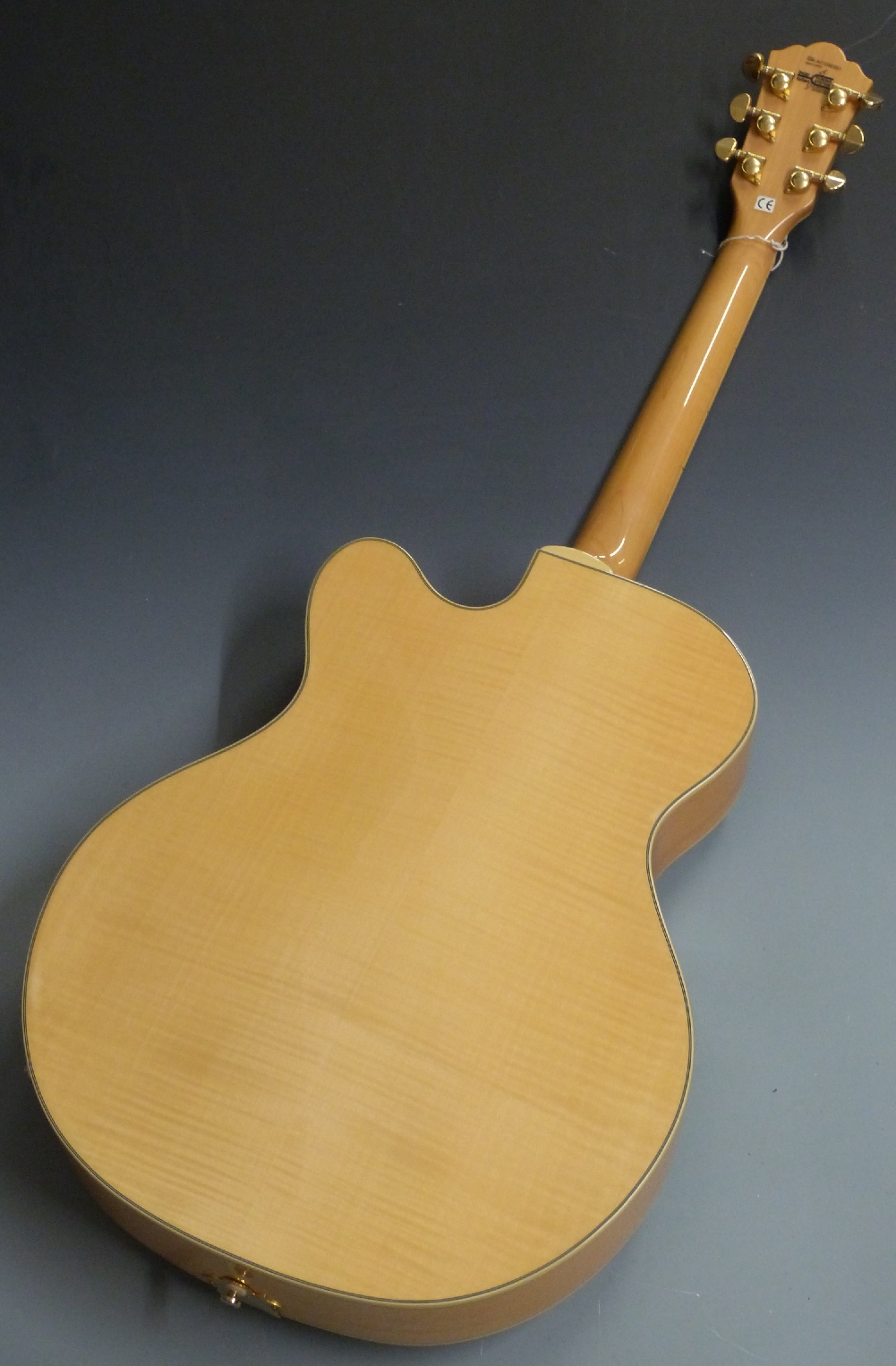 Washburn J6 Montgomery 1991 electro acoustic jazz guitar, reg no HO 1060561, fitted with six steel - Image 5 of 5