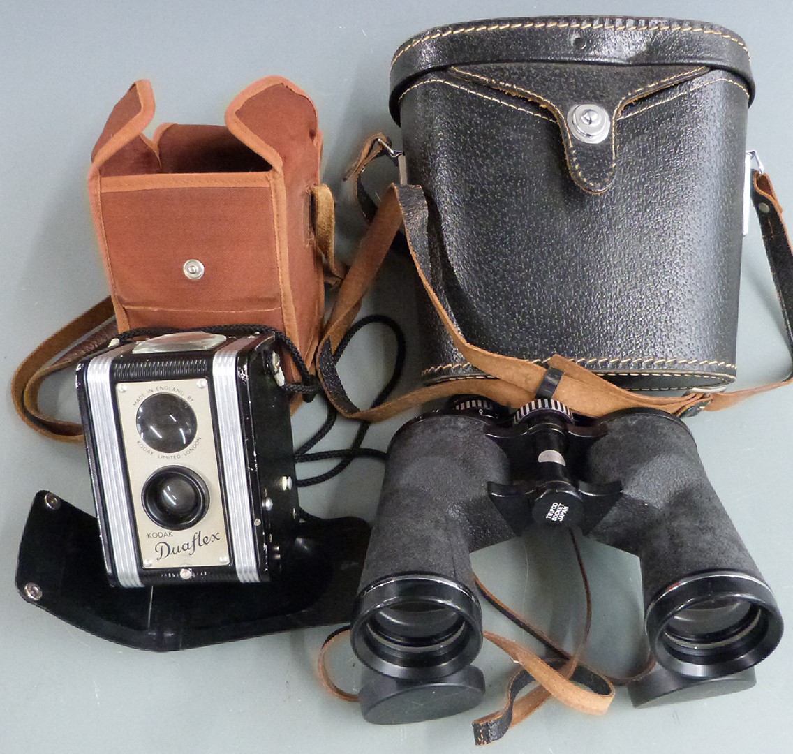 Kodak Duaflex camera in canvas pouch and a pair of binoculars - Image 2 of 6