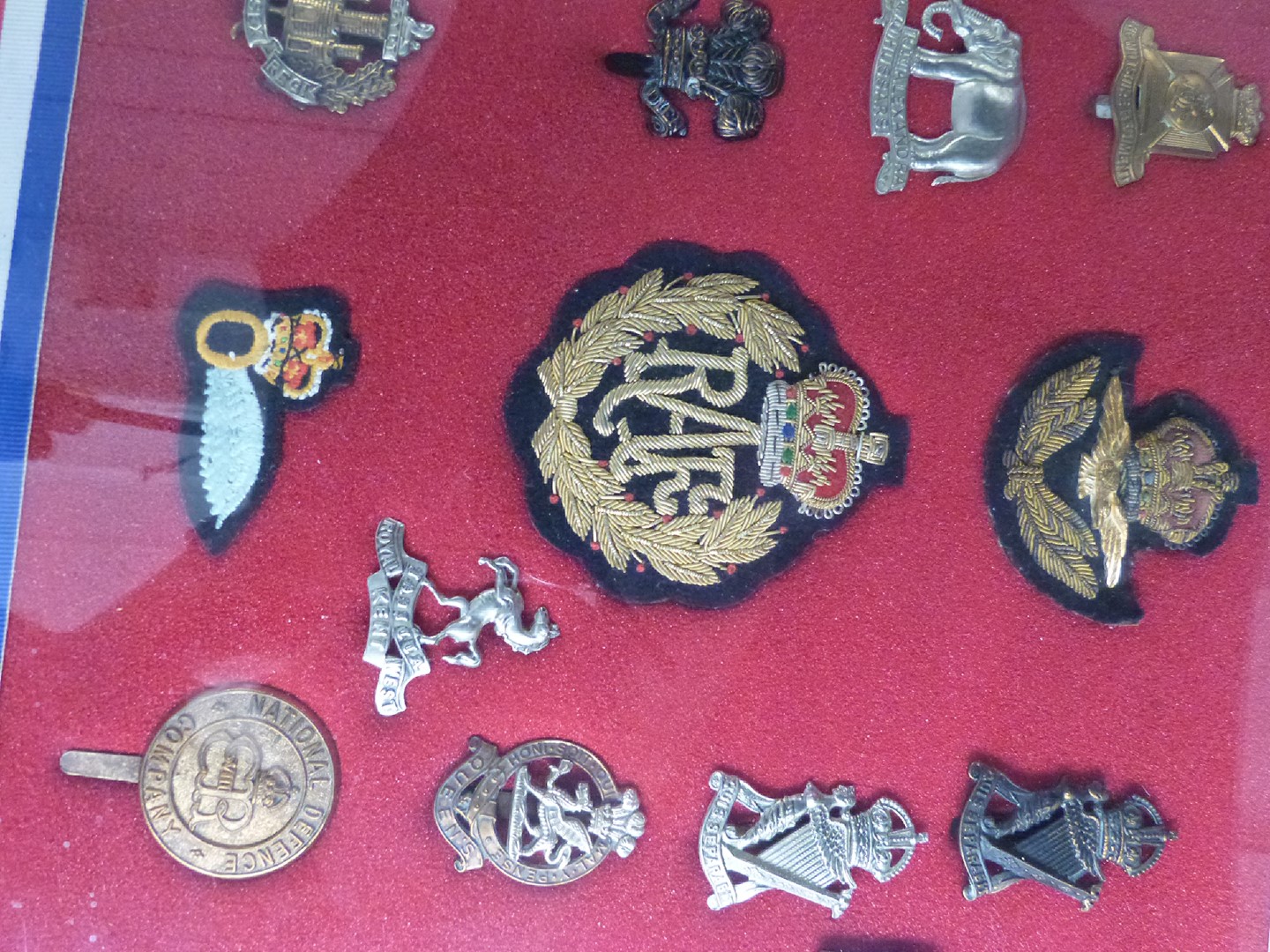 Thirty one mainly British Army badges including Northamptonshire Yeomanry, Royal West Kent, Scots - Image 3 of 4