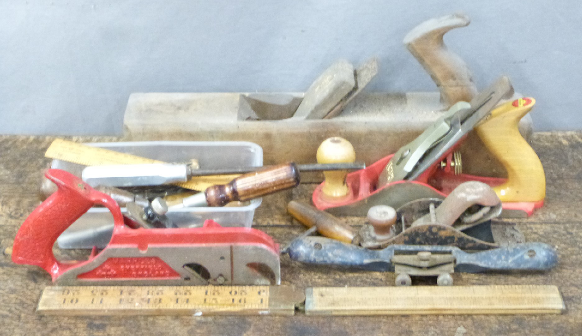 Woodworking planes and tools including Rabbet plane, Acorn, Record, folding rulers etc