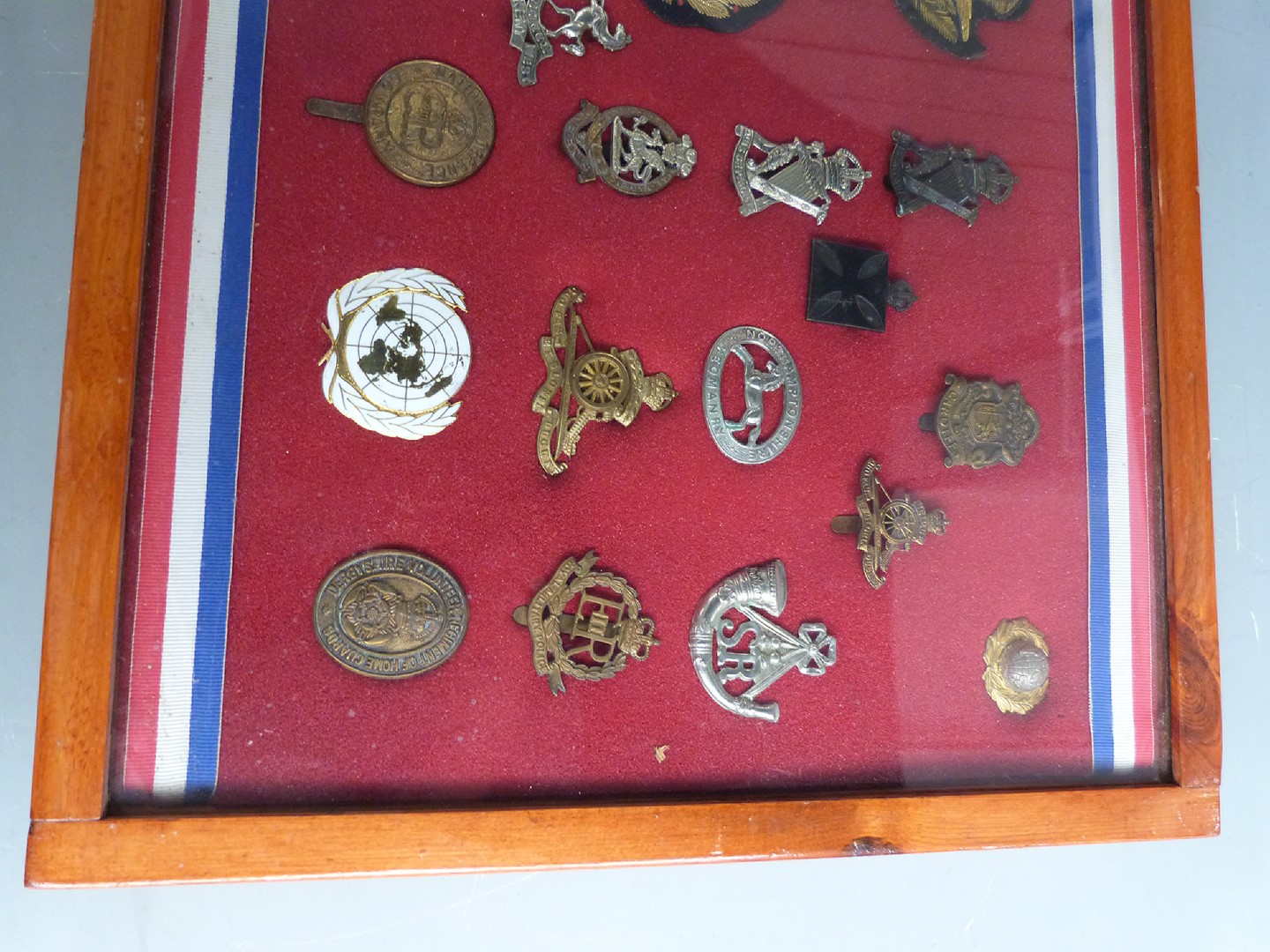 Thirty one mainly British Army badges including Northamptonshire Yeomanry, Royal West Kent, Scots - Image 4 of 4