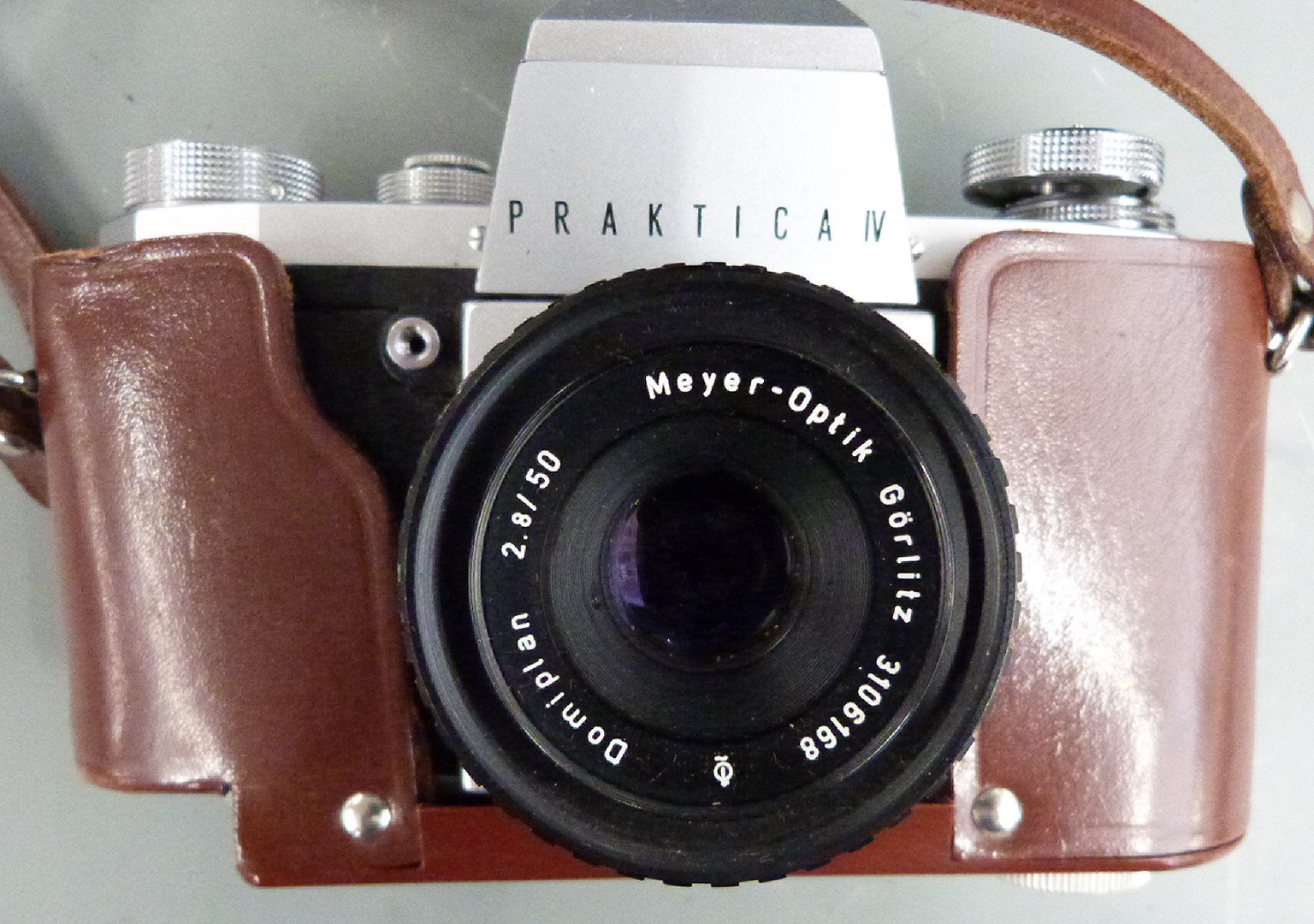 Cameras to include Praktica IV SLR, Penguin folding camera, Brownie Starflash and Sektronic - Image 2 of 3